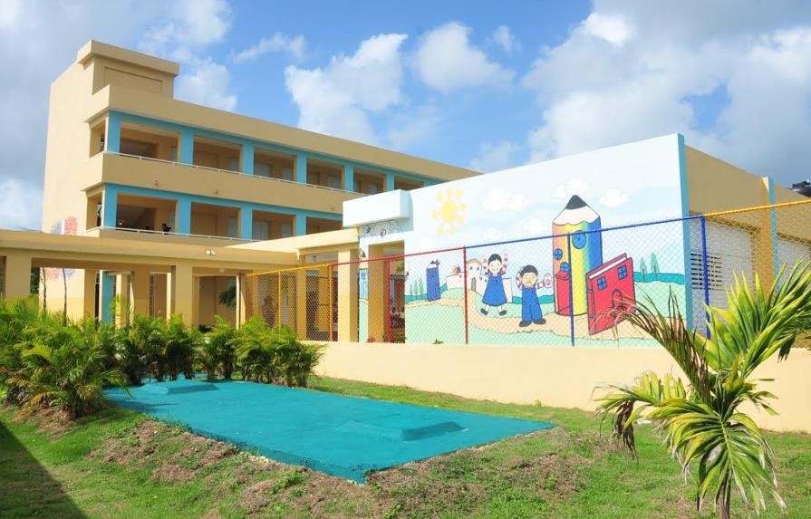 Presidente Medina retoma programa de inauguraciones de escuelas 