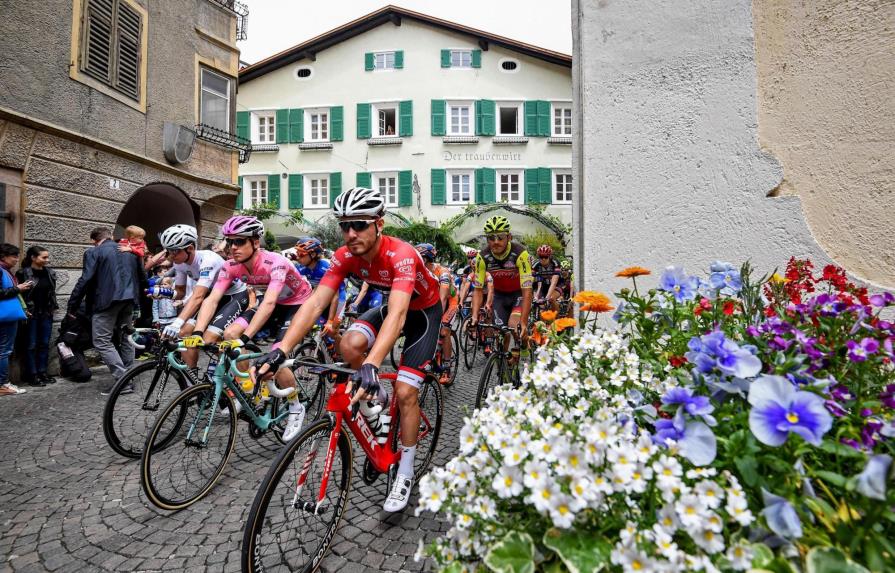 Valverde se estrena en el Giro y sube al podio