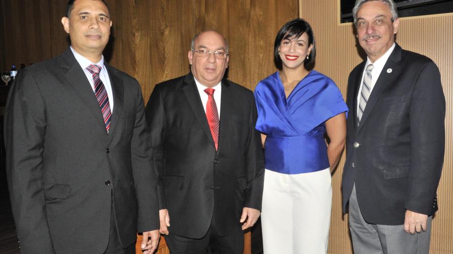 Reumatólogos ponen libro en circulación