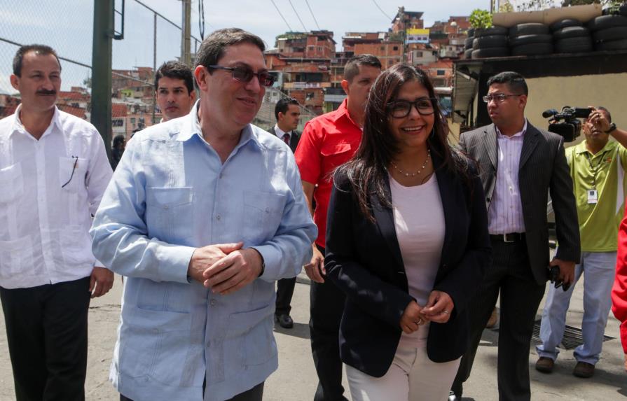 Canciller cubano le expresa “solidaridad” a Maduro durante visita a Caracas