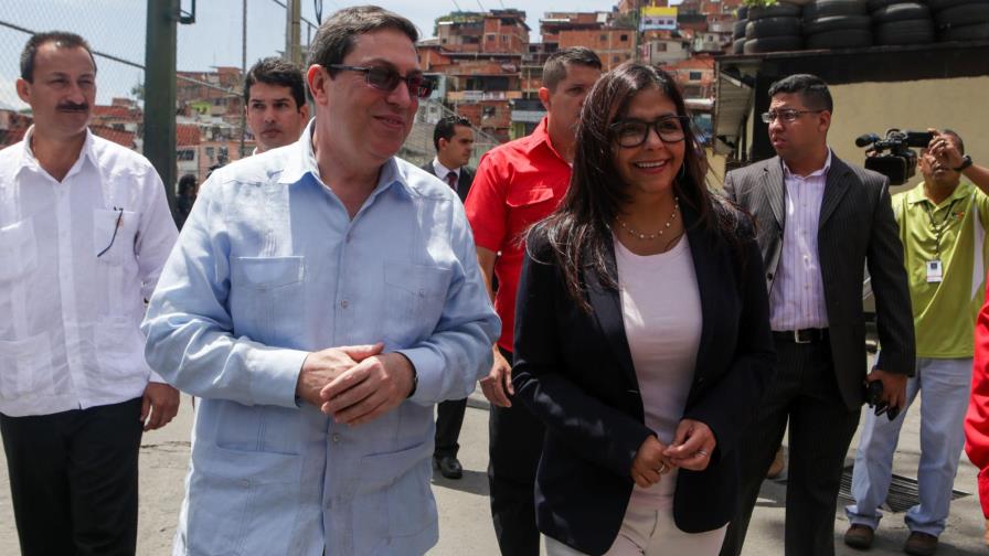 Canciller cubano le expresa “solidaridad” a Maduro durante visita a Caracas