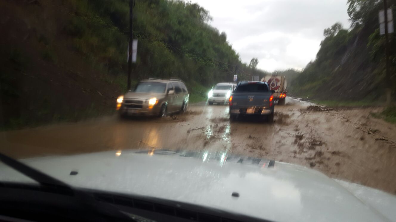 Fuertes lluvias azotan vías en el Cibao