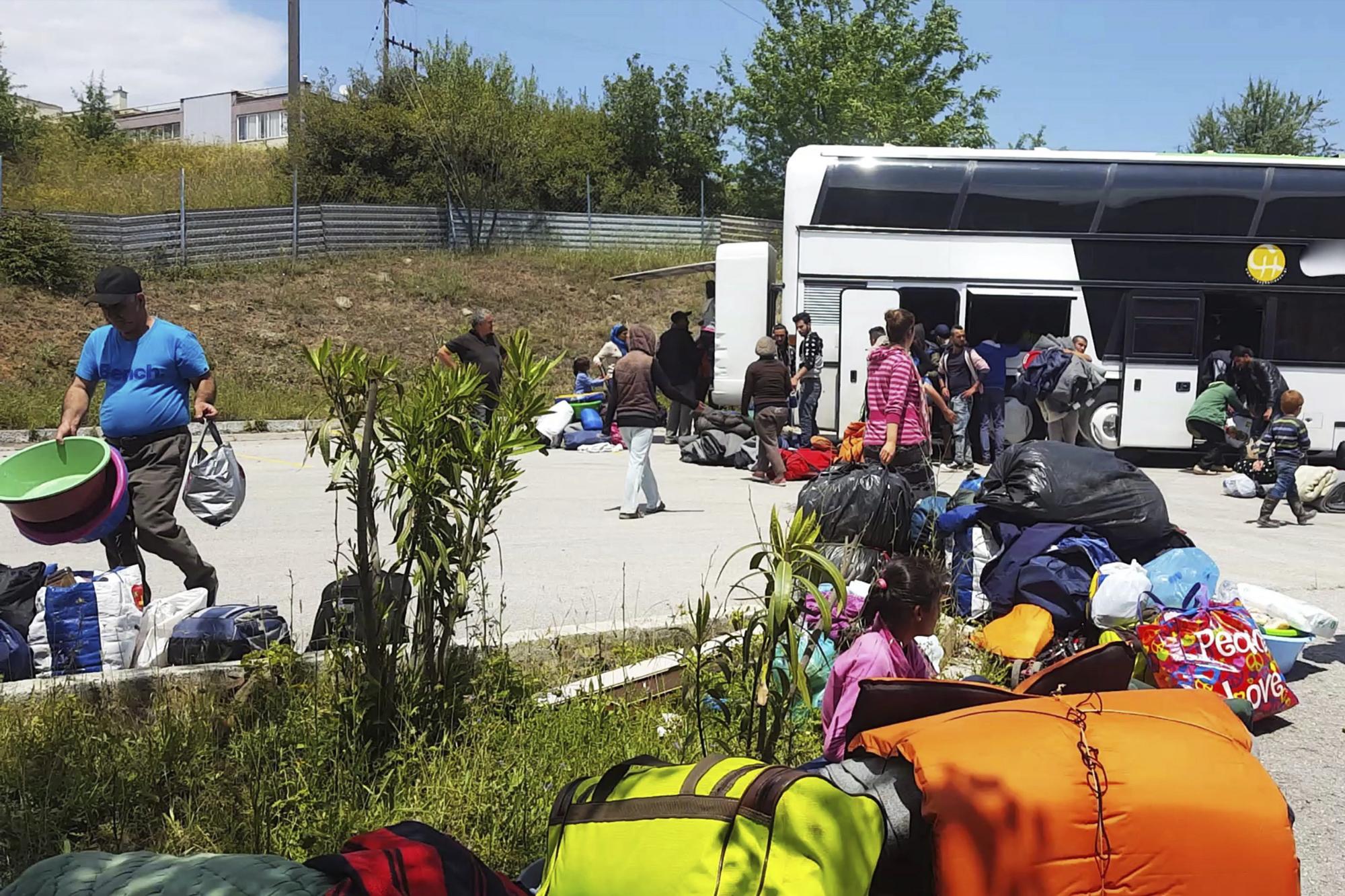 Varios refugiados a su llegada al centro de la ciudad de Oreokastro, Grecia hoy 24 de mayo de 2016 tras el desalojo del campamento de refugiados de Idomeni.