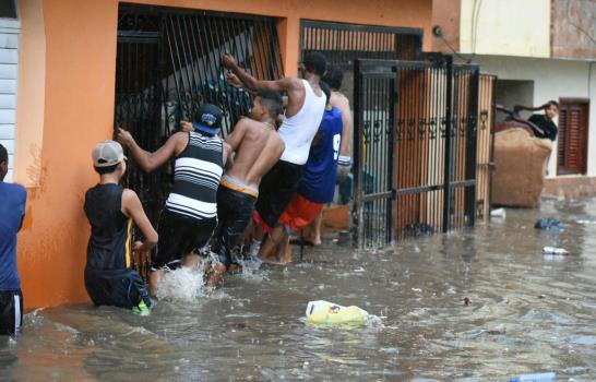 Lluvias inundan calles y avenidas de Santiago