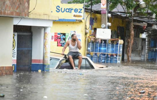 Lluvias inundan calles y avenidas de Santiago