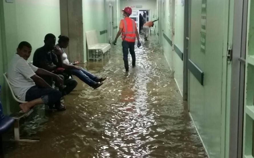 Imagen distribuidas en las redes sociales sobre las inundaciones en los hospitales Cabral y Báez y Arturo Grullón, de Santiago