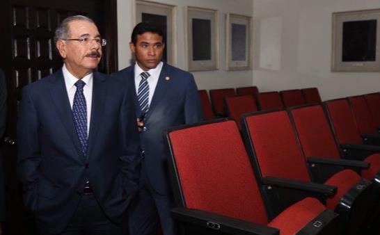 El presidente Medina supervisa avance de remodelación del Teatro Nacional 