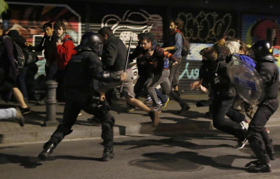Manifestantes a favor ocupantes ilegales chocan por segunda vez con la policía  