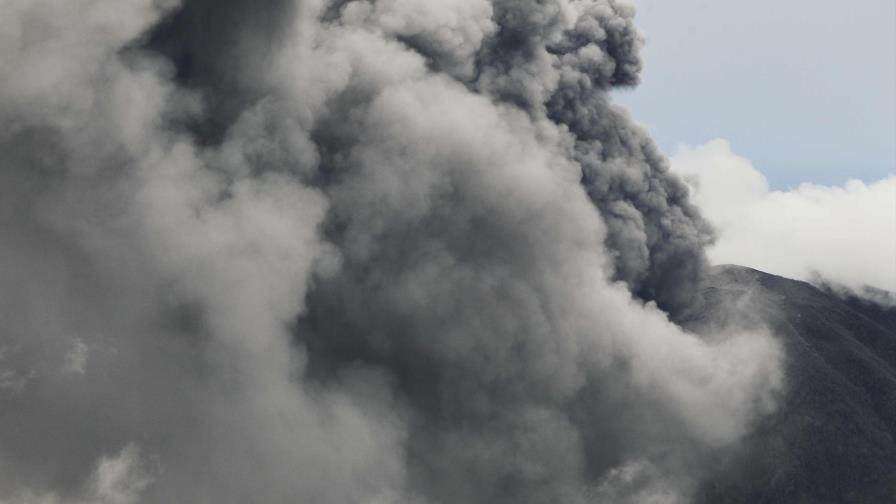 Volcán Turrialba retoma expulsión de ceniza tras 24 horas de calma