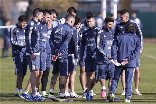 Messi se incorpora a una Argentina afectada por lesiones 