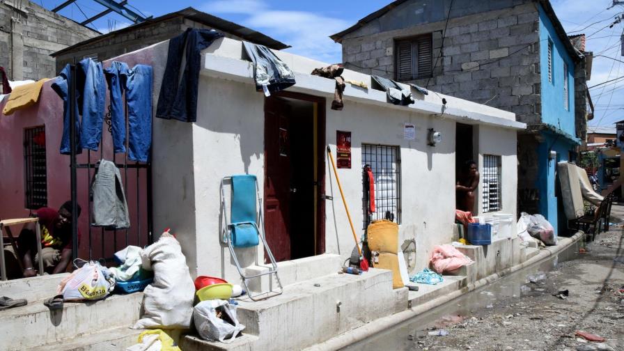 Las lluvias desplazan a 1,550 personas en Santiago y continúa la alerta