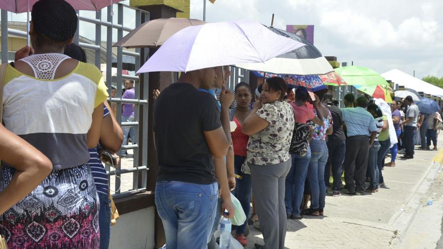 Decenas de personas hacen filas en la Junta de SDE en busca de mil pesos de dieta