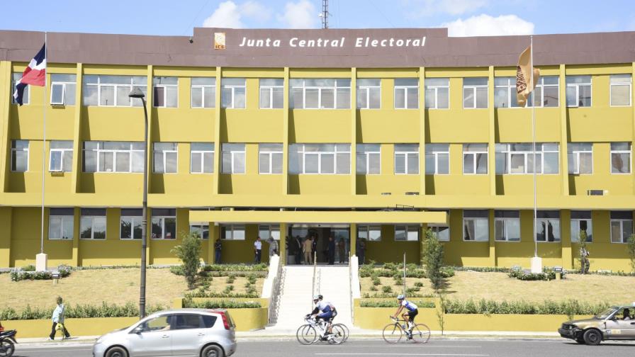 JCE envía técnicos a JE de SDN para escanear actas de 157 colegios