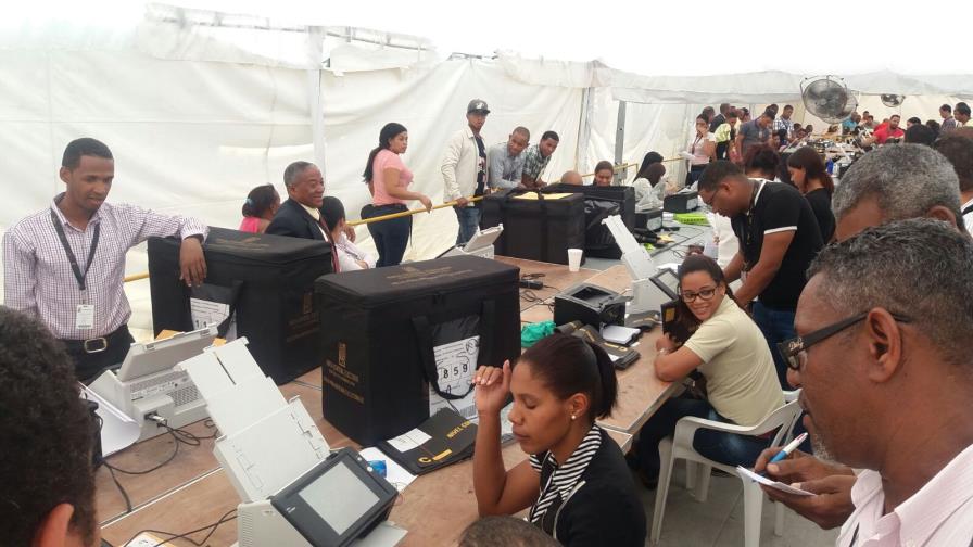 En JCE del Distrito Nacional terminan conteo manual de boletas niveles B y C