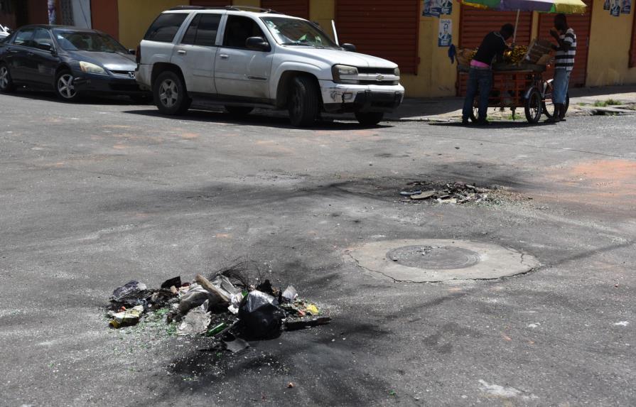 En Villa Juana se lanzan a las calles contra apagones de hasta 12 horas