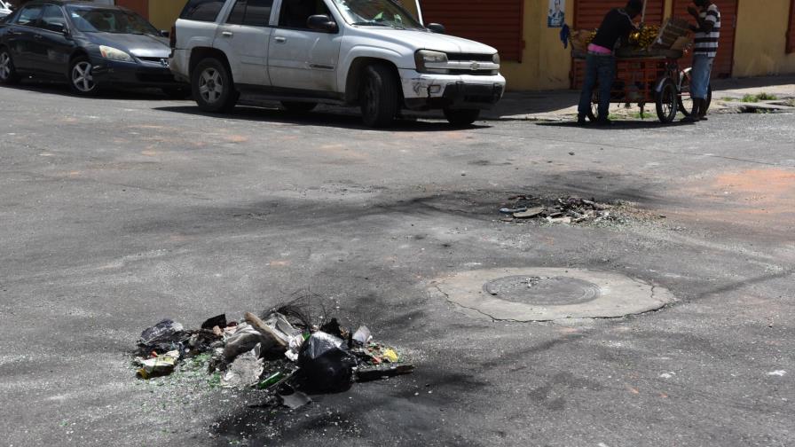 En Villa Juana se lanzan a las calles contra apagones de hasta 12 horas