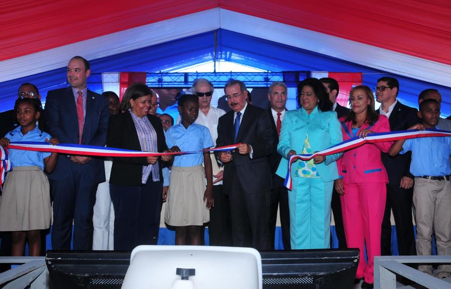 El presidente Medina inaugura tres escuelas en Santo Domingo Oeste