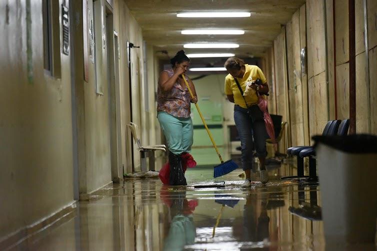 Hospitales de Santiago trabajan de manera parcial por inundaciones 