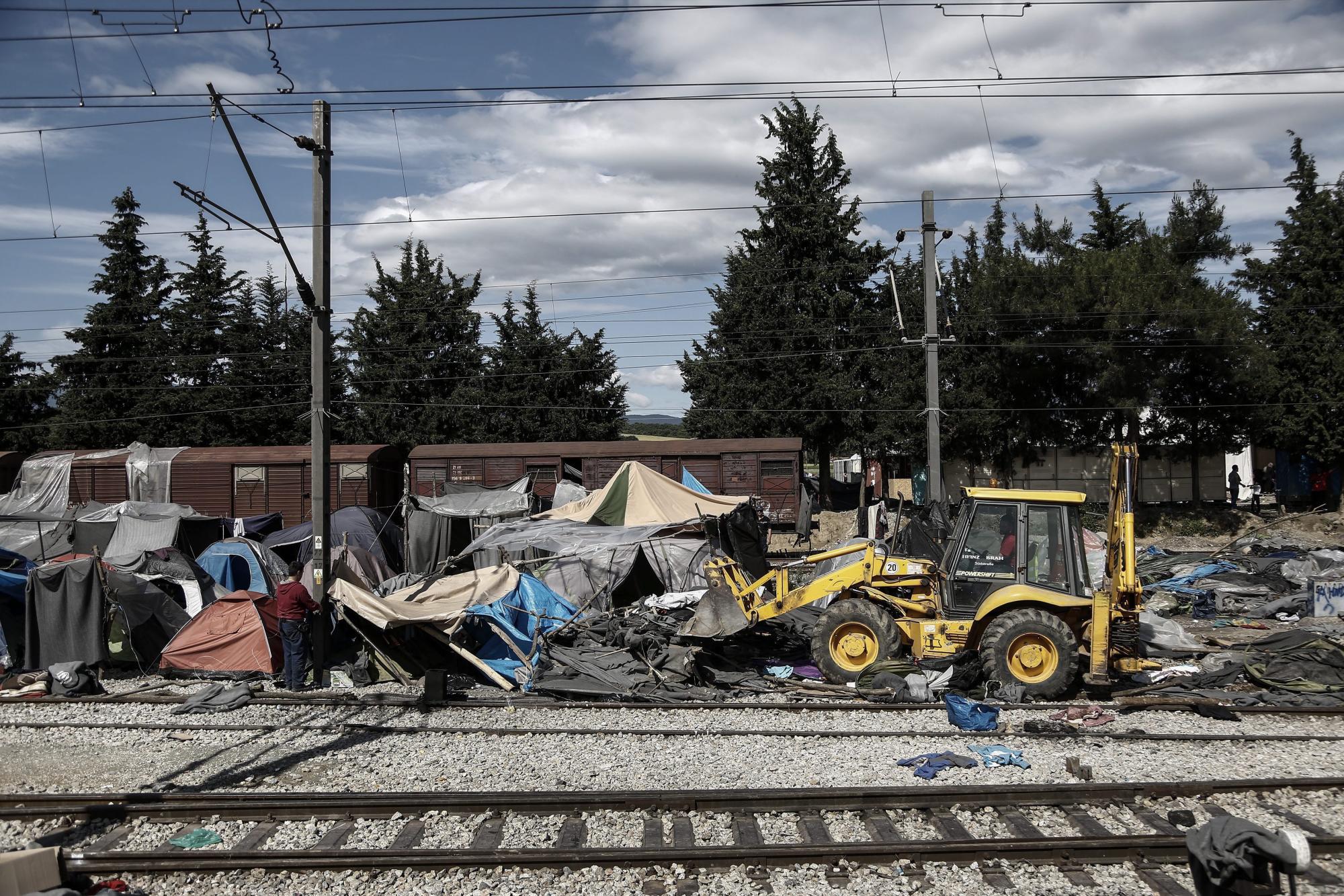 Un bulldozer retira las tiendas de campaña del campamento improvisado de Idomeni, en Grecia.