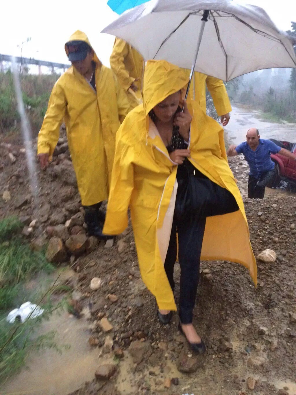 Personas que evitan mojarse.