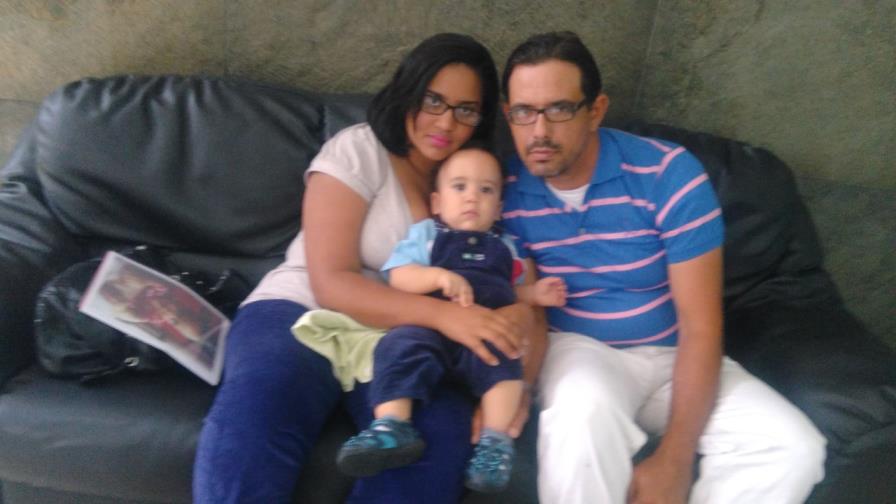 Padres piden ayuda para operar a su hijo de una afección en ambos oídos