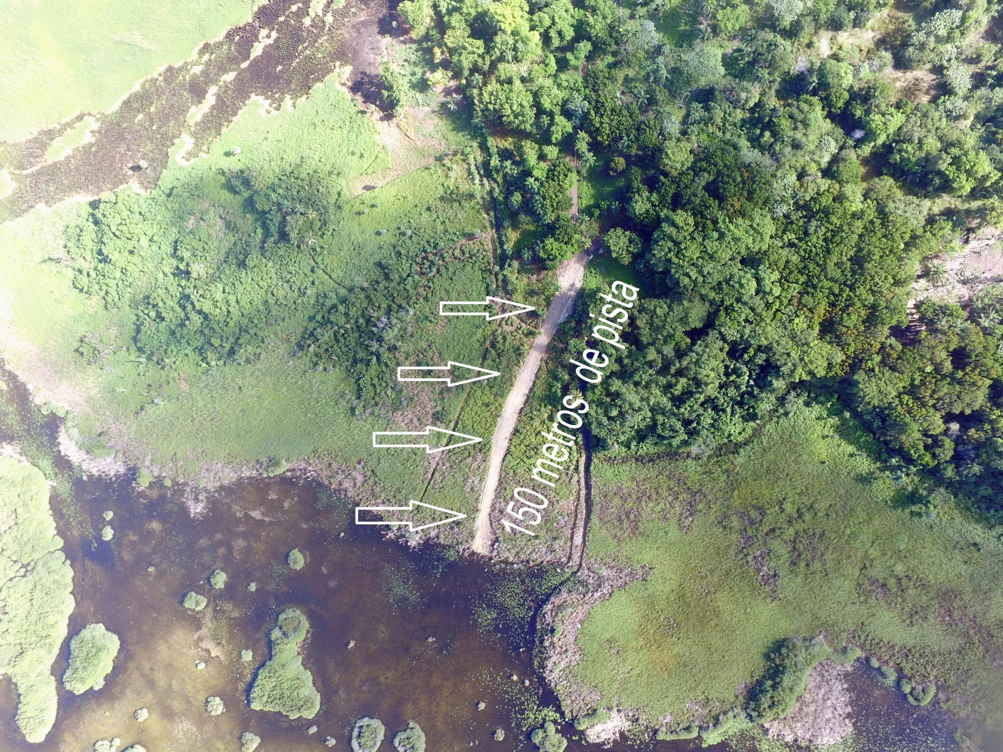 Camino de caliche que llega a la laguna desde el proyecto Seawinds.