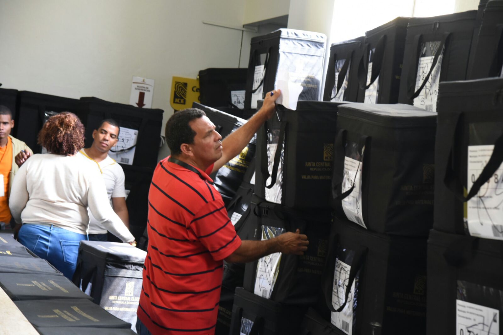 Personal de la Junta Electoral del Distrito Nacional computan los resultados electorales referentes a las 118 actas del nivel B que llegaron vacías.