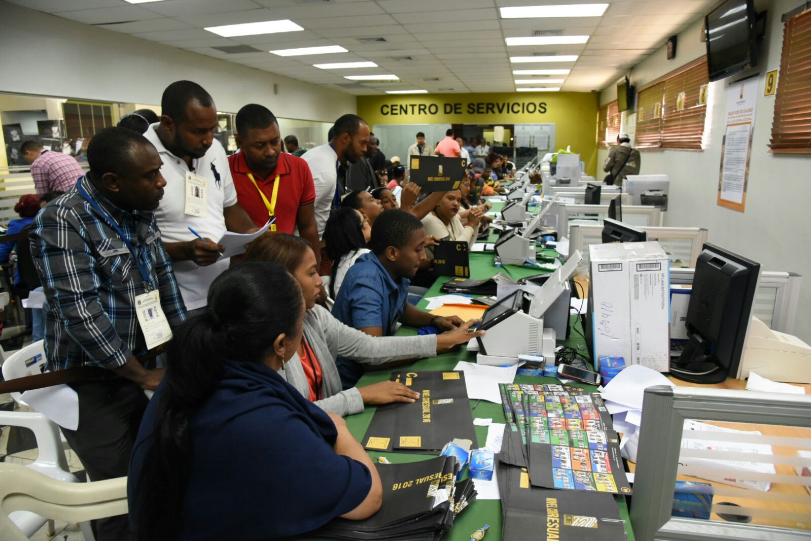 Personal de la Junta Electoral del Distrito Nacional computan los resultados electorales referentes a las 118 actas del nivel B que llegaron vacías.