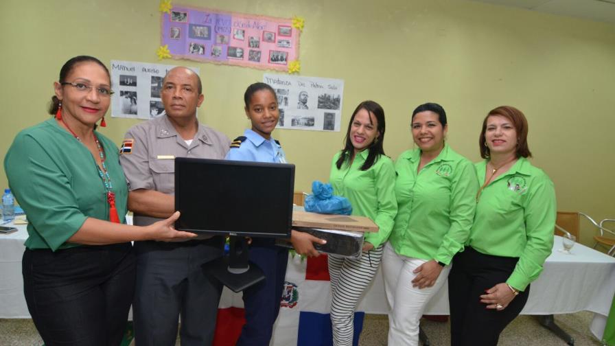 Esposas de oficiales premian a estudiantes por trabajos sobre La Revolución de Abril 