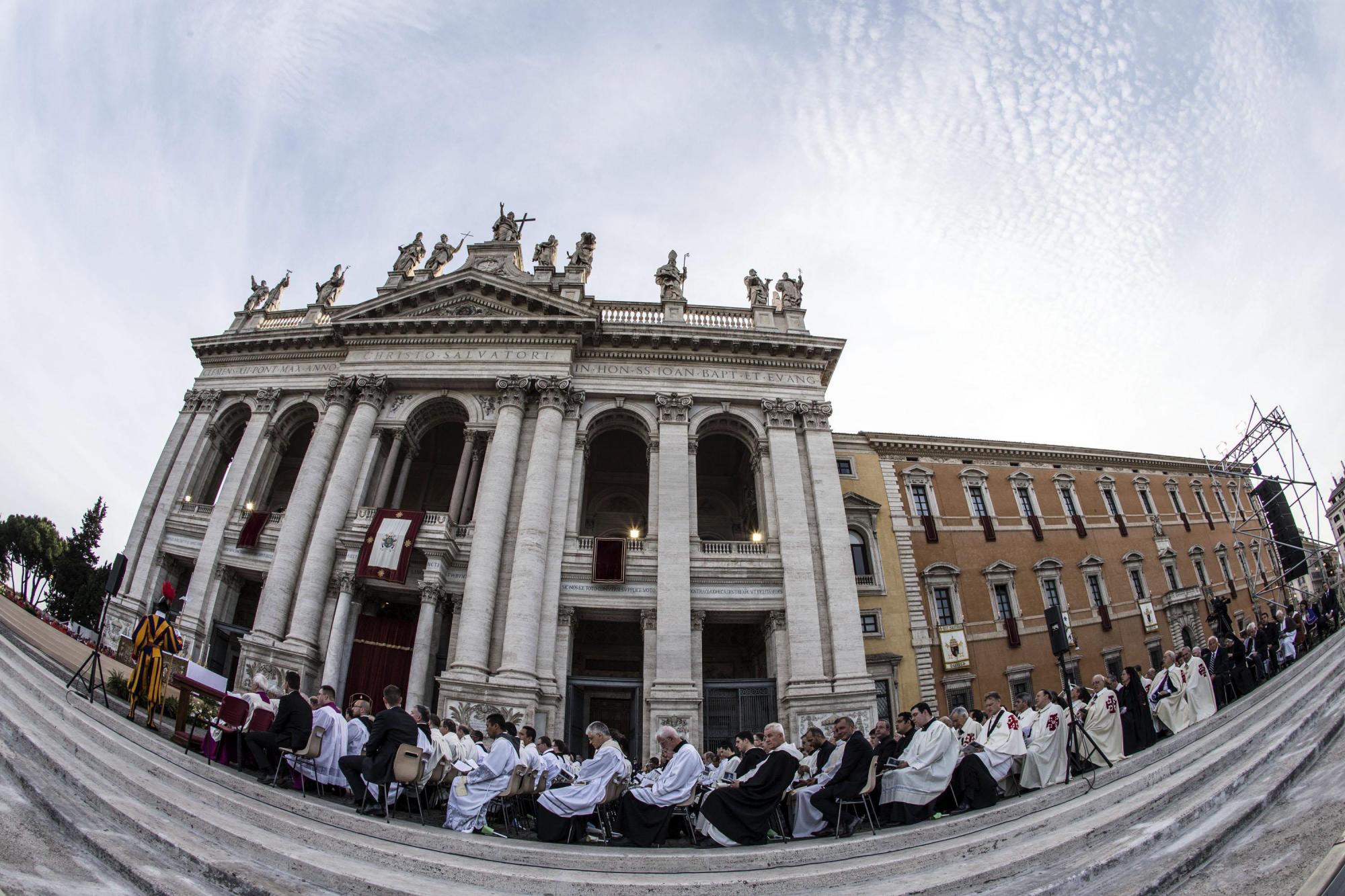 Celebración del Día de Corpus Christi en la basílica de San Juan  de Letrán en Roma, Italia
