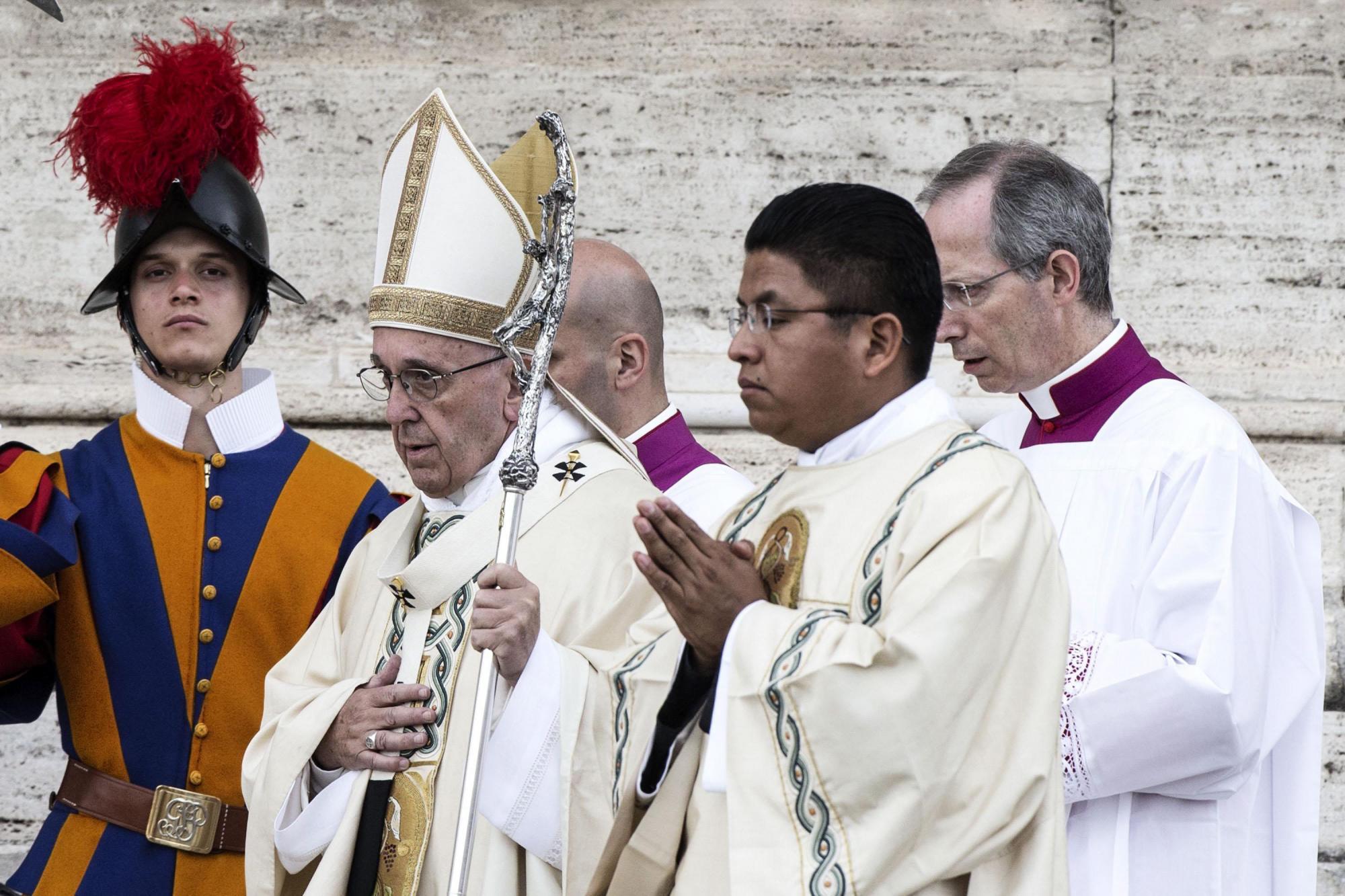 El papa Francisco celebrando la  misa del Día de Corpus Christi en  la basílica de San Juan  de Letrán en Roma, Italia. 