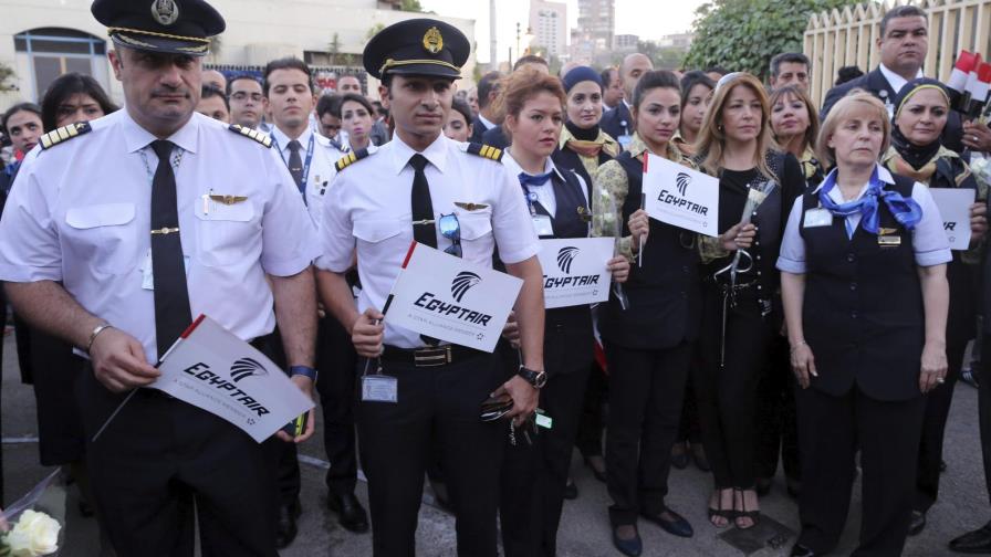 Decenas de personas marchan en homenaje a las víctimas del avión de Egyptair