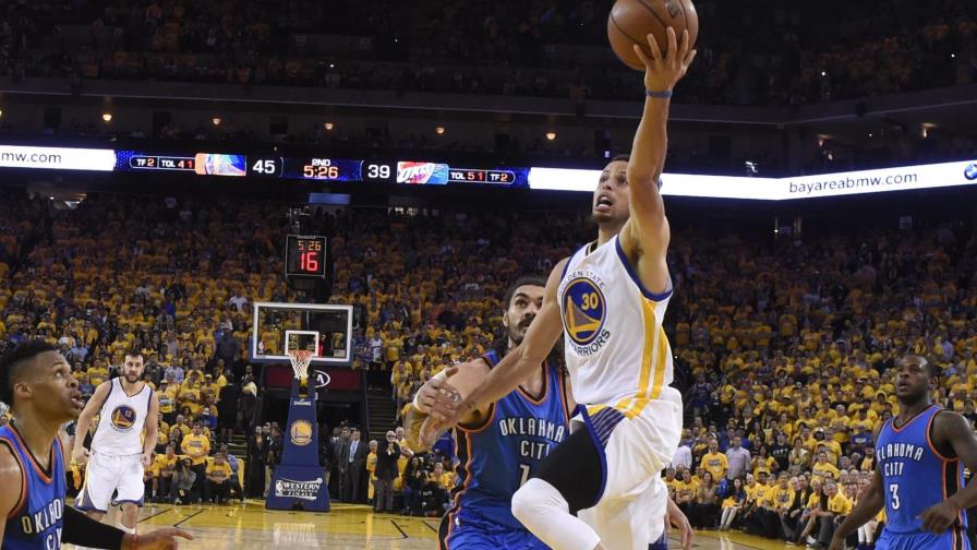 Golden State vence a Oklahoma, evita descalificación 