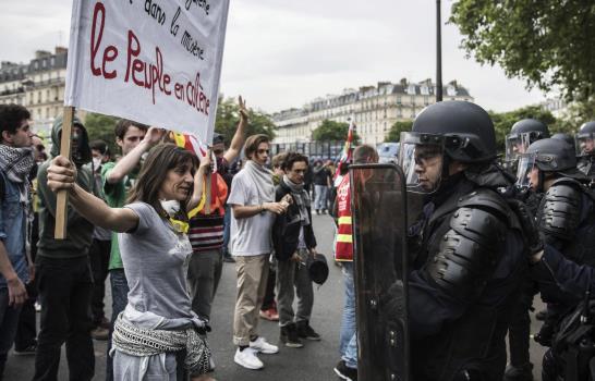 Los opositores a la reforma laboral en Francia quieren intensificar los paros