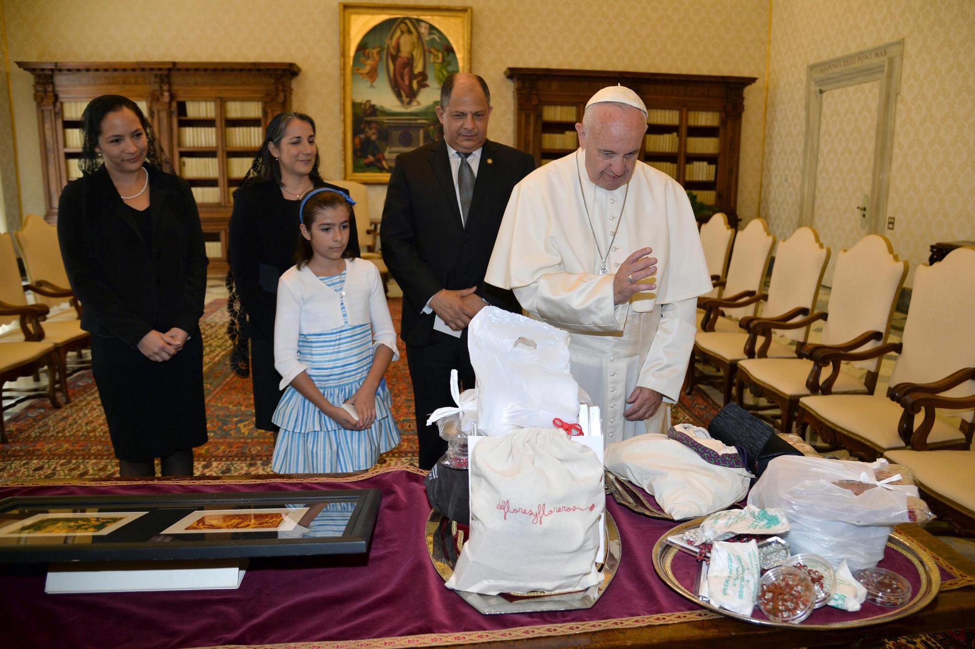 Papa Francisco recibe visita del presidente de Costa Rica