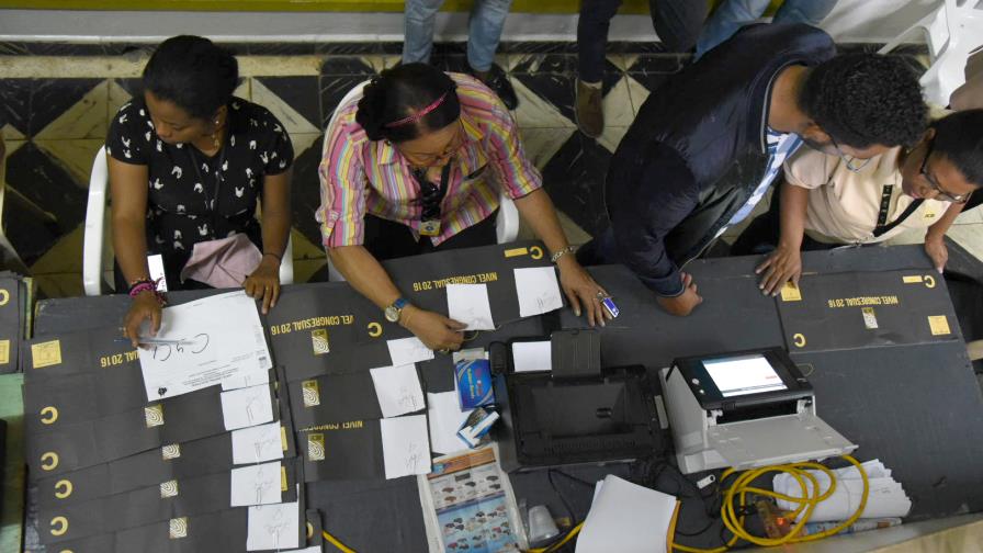 Juntas del Distrito y Santo Domingo Norte siguen contando
DN y SDN, únicas JE contando votos;        SDE termina conteo
