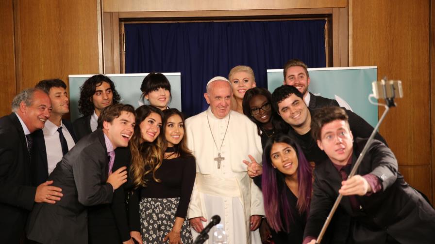 El papa Francisco se reúne con jóvenes “youtubers”