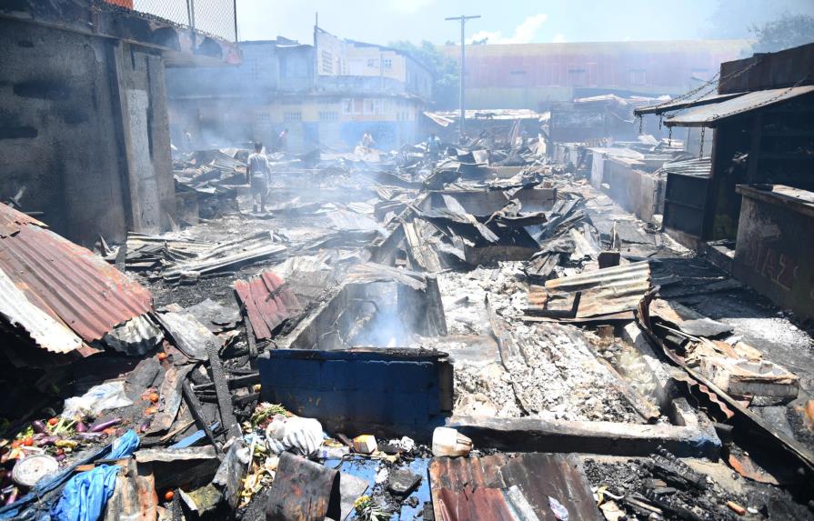 Fuego arrasa con 200 negocios en mercado público de La Vega