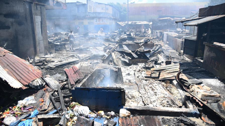 Fuego arrasa con 200 negocios en mercado público de La Vega