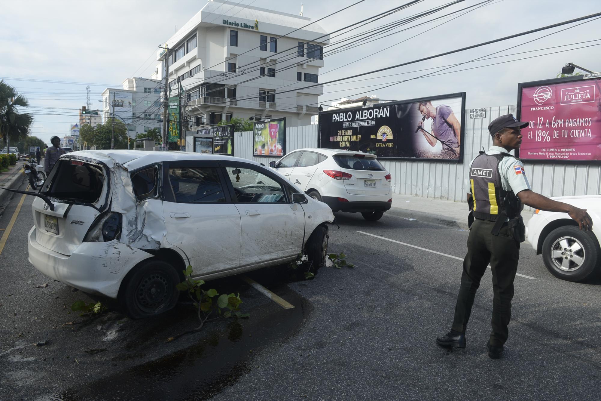 Vista de cómo quedó el vehículo accidentado este sábado, 28 de mayo de 2016, en la avenida Abraham Lincoln. 