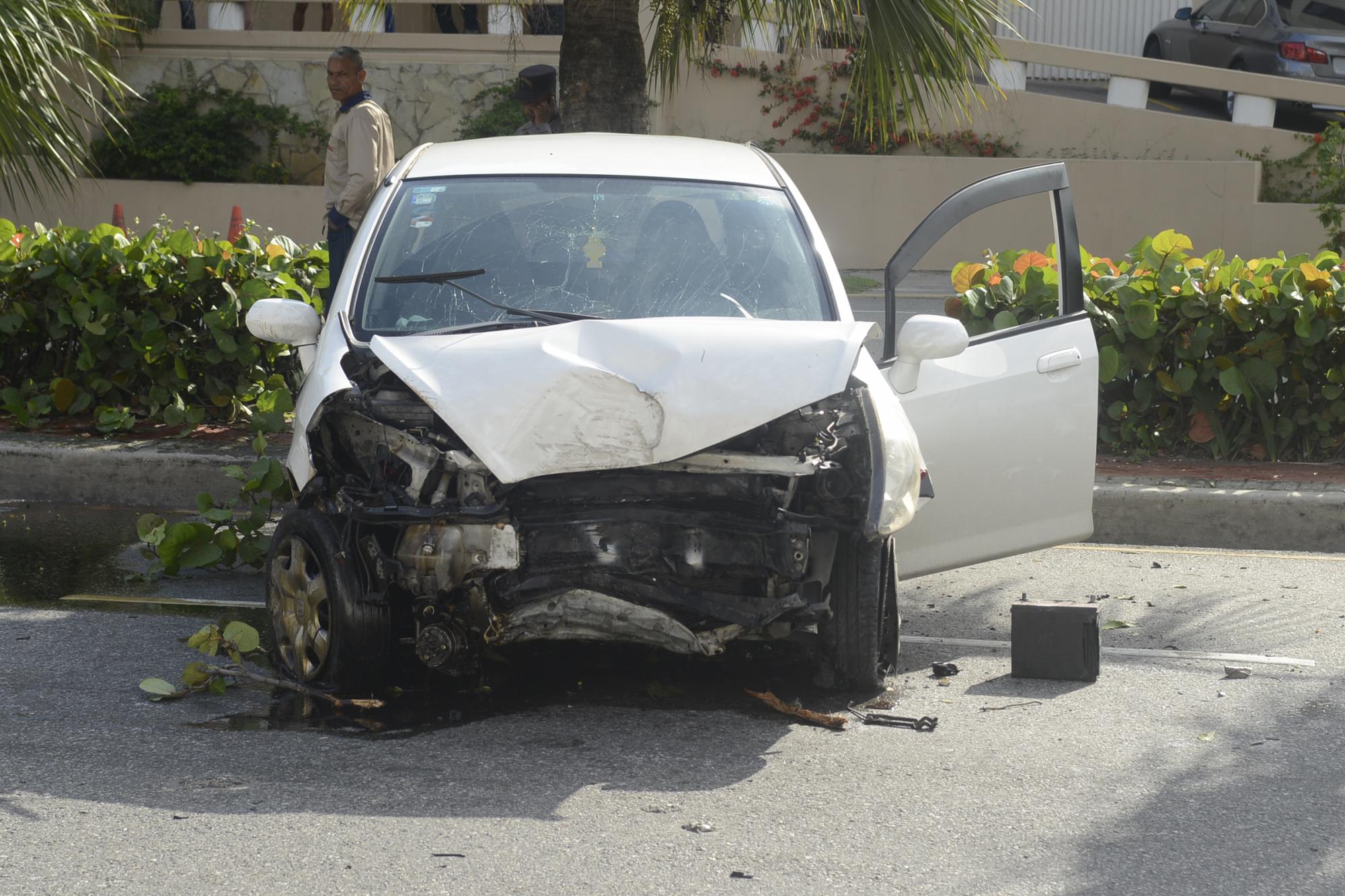 Así quedó el vehículo accidentado este sábado,  28 de mayo de 2016, en la avenida Abraham Lincoln. 