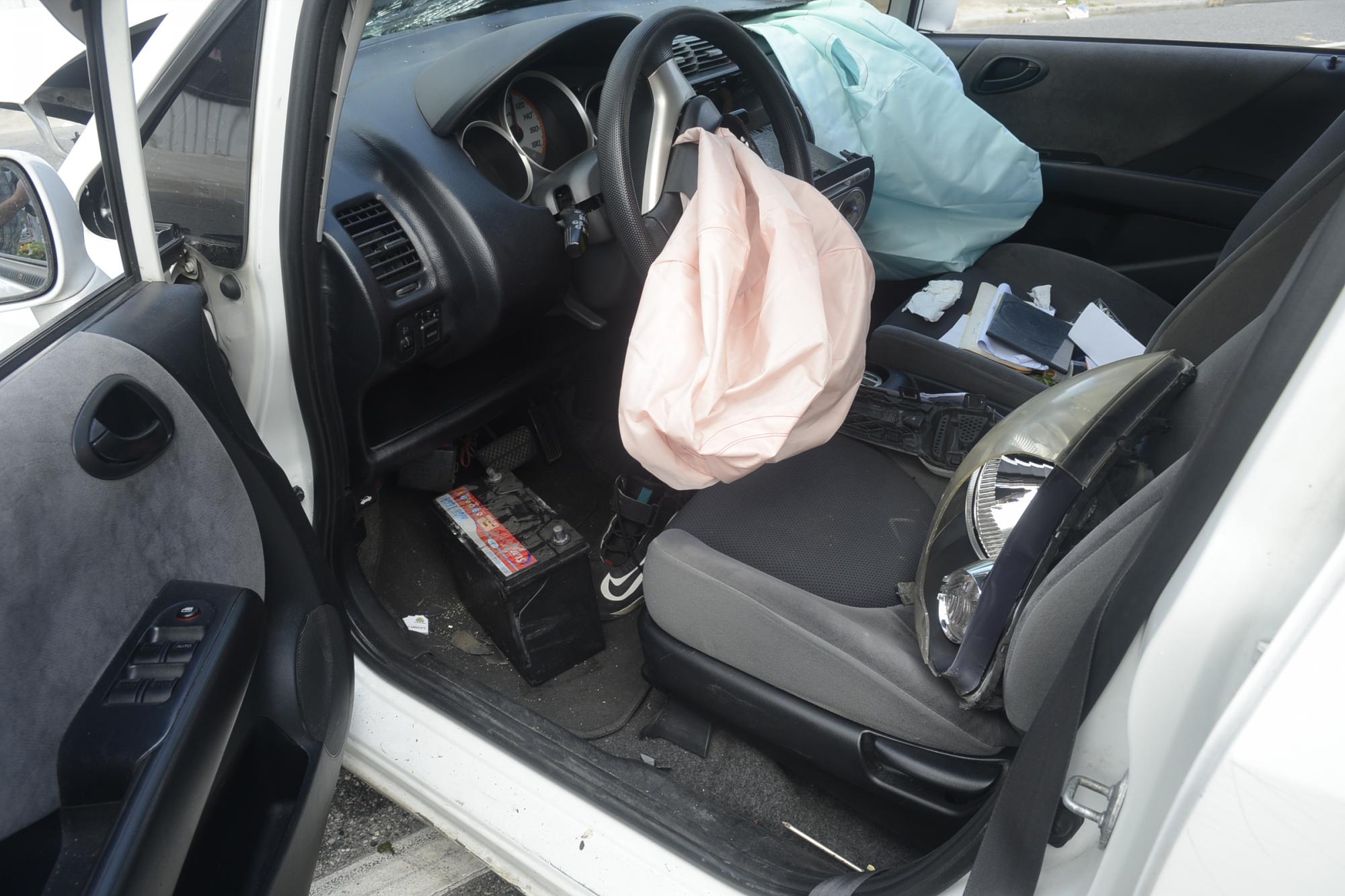 Vista de cómo quedó el vehículo accidentado este sábado,  28 de mayo de 2016, en la avenida Abraham Lincoln. 