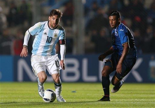 Messi se lastima costillas y zona lumbar en amistoso 