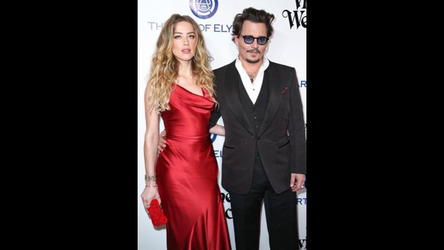 Juez ordena a Depp alejarse de esposa 