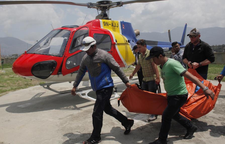 El Everest está salpicado de cadáveres: más de 100 siguen ahí 
