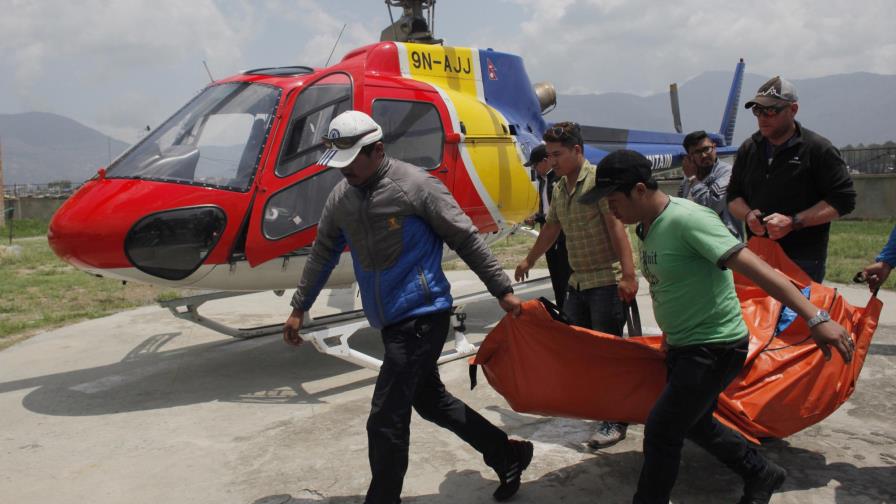 El Everest está salpicado de cadáveres: más de 100 siguen ahí 