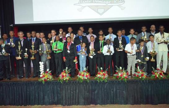 Liga Pimentel premia sus atletas más destacados del 2015