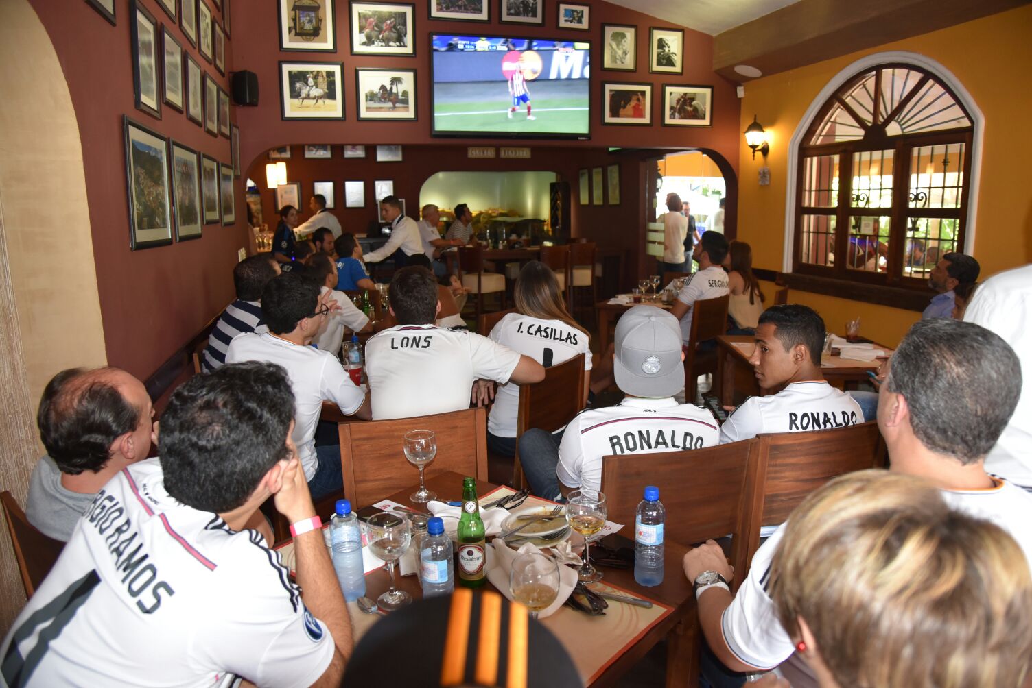 En el Restaurante Casa Mencia fanáticos miraban el juego con las camisetas del Real Madrid