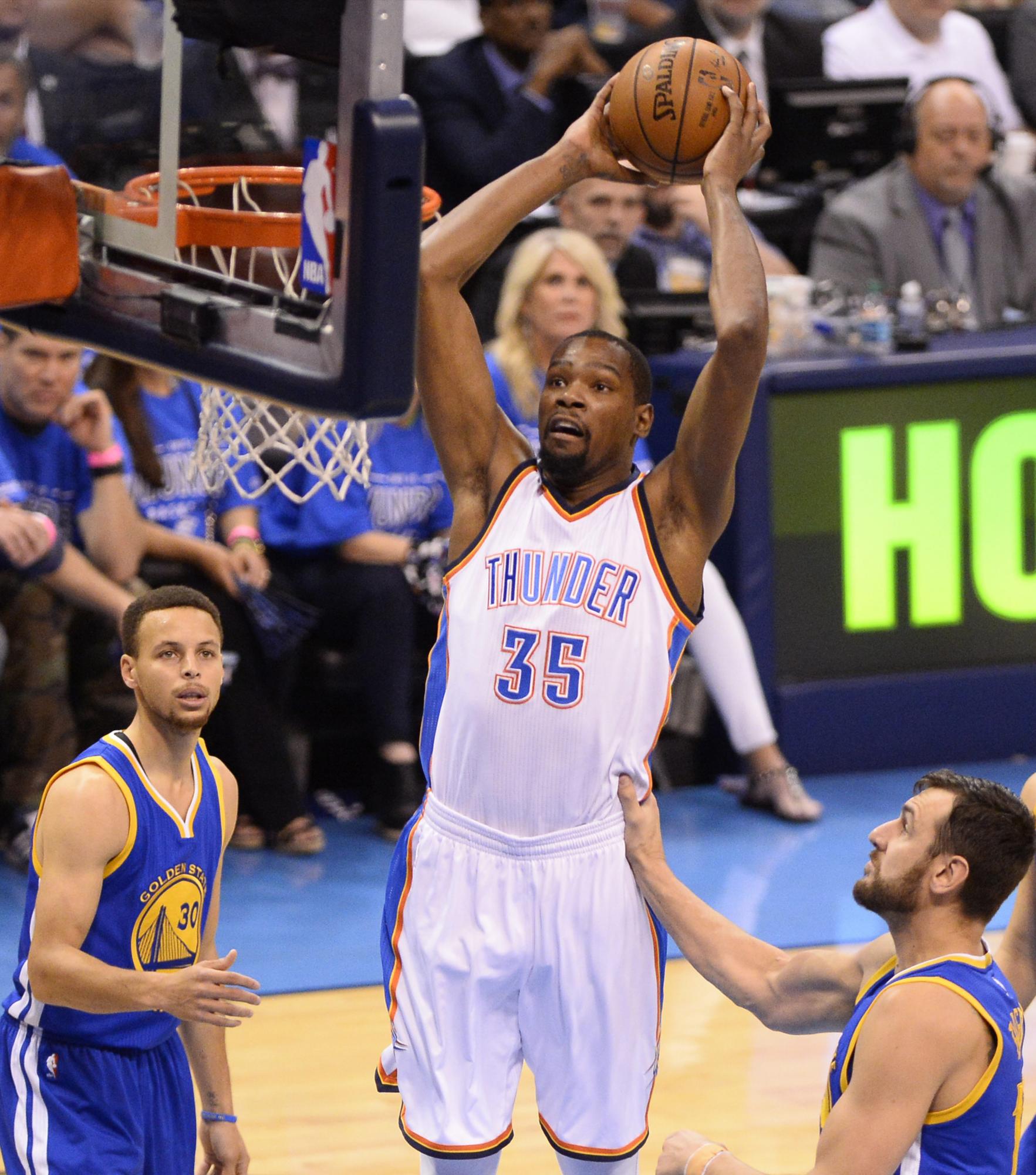 Kevin Durant -centro-, en plena acción ofensiva, defendido por en el partido del sábado 28/05/16.