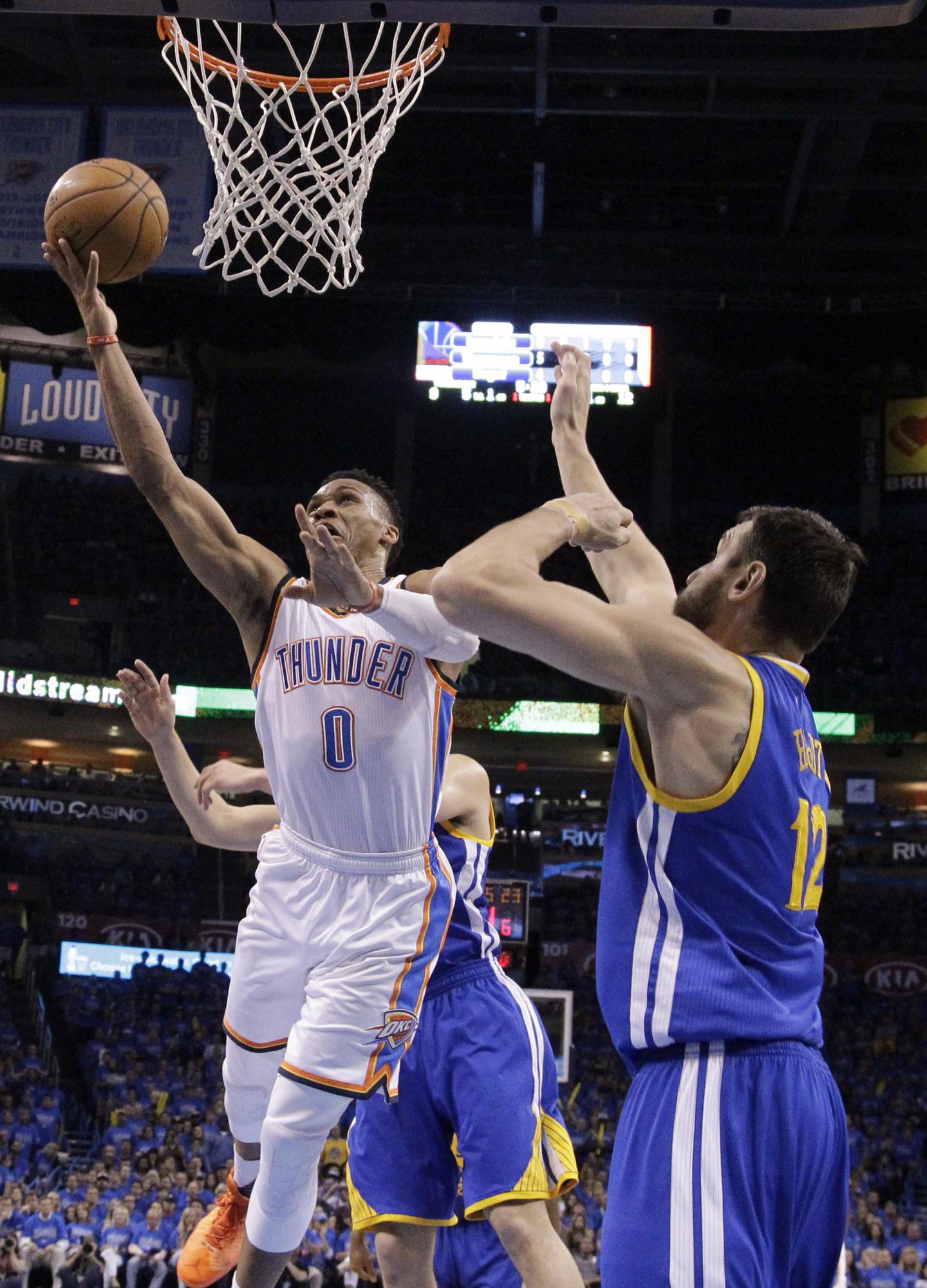 Russell Westbrook (0) encesta en el partido del sábado 28 de mayo por la Conferencia Oeste de la NBA. 